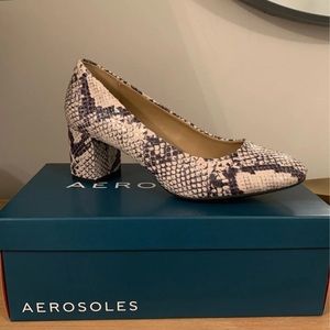 Aerosoles round toe block heel pump size 10.5